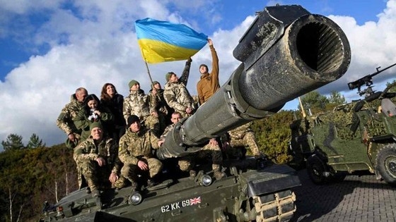 2 Anh Mua Ten Lua Tan Cong Tam Xa De Vien Tro Ukraine