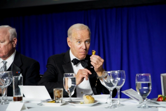2 Phan Ung Kho Ngo Cua Ong Biden Trong Bua Toi O Washington Hilton