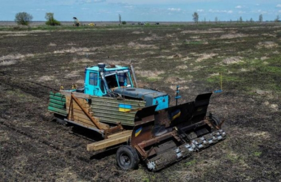 1 Nong Dan Ukraine Nghi Ra Cach Moi La De Huy Thu Khung Khiep Quan Nga Bo Lai Tren Canh Dong Cua Minh