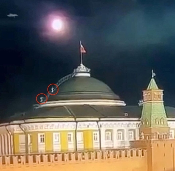 2 Ke Nao Dung Dang Sau Su Si Nhuc Dien Kremlin