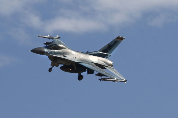 1 Tiem Kich F 16 My Roi O Han Quoc
