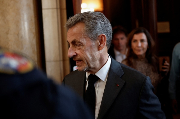 1 Cuu Tong Thong Phap Sarkozy Deo Vong Dien Tu Thay Cho O Tu