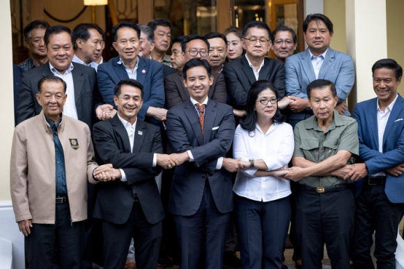1 Mfp Va Pheu Thai Dam Phan Cac Ghe Trong Noi Cac Thai Lan
