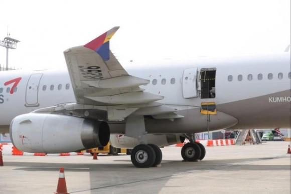 1 Asiana Airlines Co Hanh Dong Dau Tien Sau Su Co Hanh Khach Mo Cua May Bay Ngay Truoc Khi Ha Canh