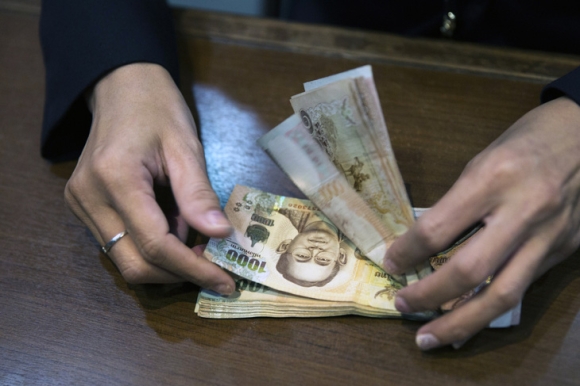 1 Dong Baht Truoc Nguy Co Cham Day