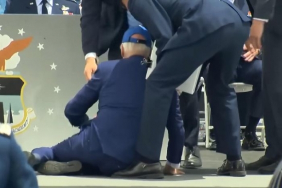 1 Video Ong Biden Bi Vap Nga Tren San Khau