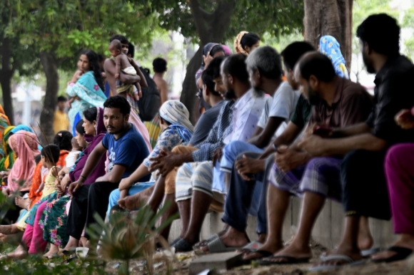 2 Nguoi Bangladesh Khon Kho Vi Cat Dien Giua Troi 40 Do C