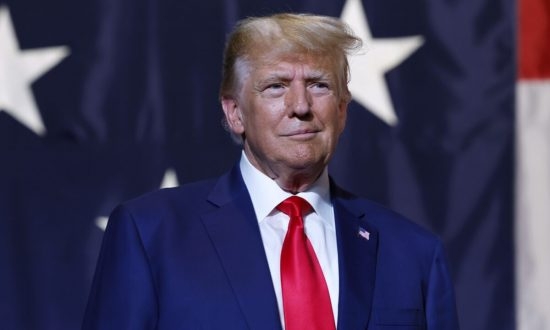 1 Ong Trump Hua Cham Dut Chinh Sach Xe Dien Cua Dang Dan Chu