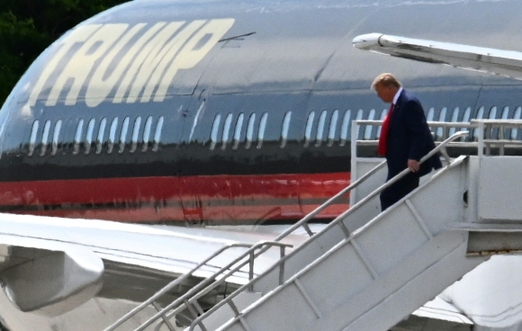 1 Ong Trump Den Florida Chuan Bi Trinh Dien Toa
