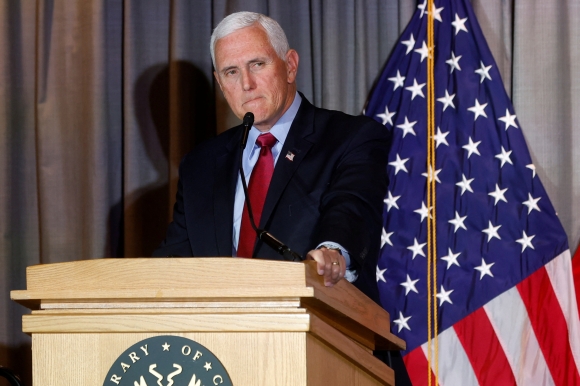 1 Mike Pence Noi Khong The Benh Vuc Ong Trump Vu Tai Lieu Mat