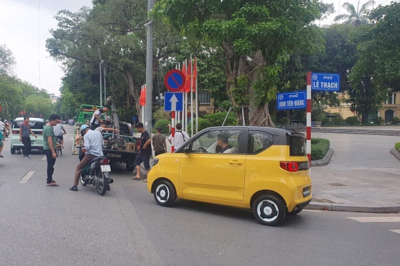 1 O To Re Nhat Viet Nam Xuat Hien Tren Pho Di Duoc 120 170km Mot Lan Sac