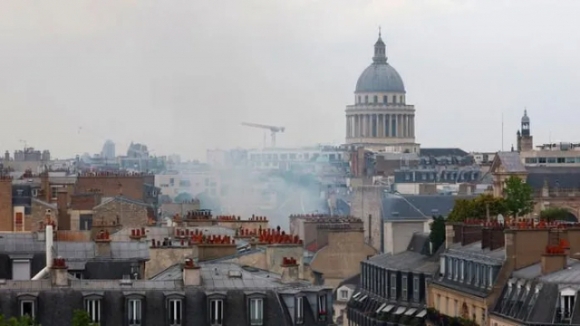 2 No Lon Tai Khu Pho Lich Su O Paris