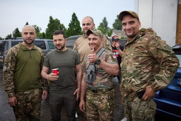 2 Ong Zelensky Tham Tien Tuyen Mien Dong Giua Luc Ukraine Phan Cong Manh