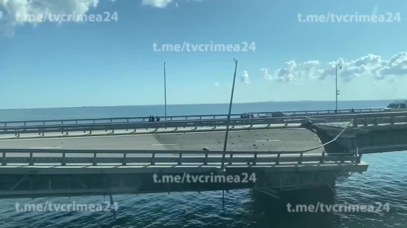 2 Ukraine Noi Cau Crimea Bi Tap Kich Bang Xuong Khong Nguoi Lai