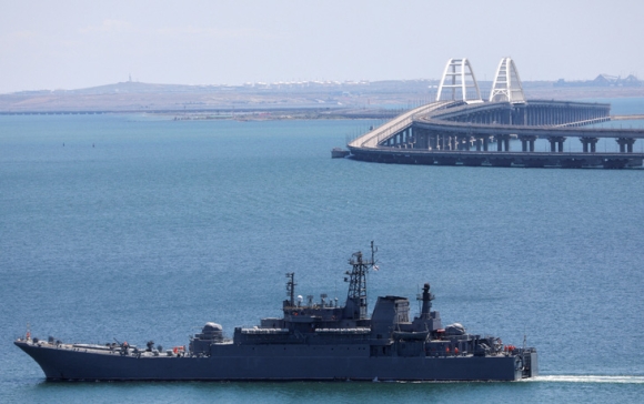 1 Giao Thong Qua Cau Crimea Lai Bi Chan