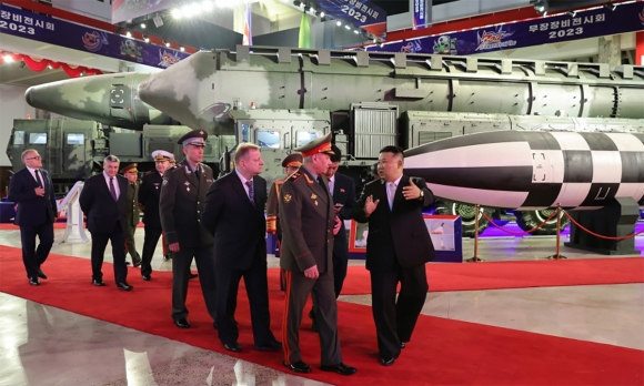2 Ong Kim Jong Un Khoe Ten Lua Uav Voi Bo Truong Nga
