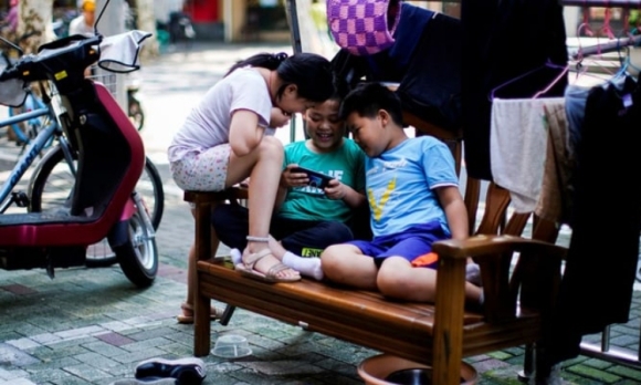 1 Trung Quoc Muon Siet Thoi Gian Dung Dien Thoai Cua Tre Em
