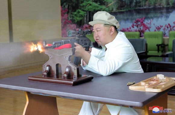 1 Ong Kim Jong Un Ban Thu Sung Thi Sat Loat Nha May Vu Khi Lon
