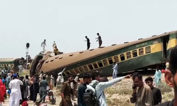 1 Tau Hoa Trat Banh O Pakistan 15 Nguoi Thiet Mang
