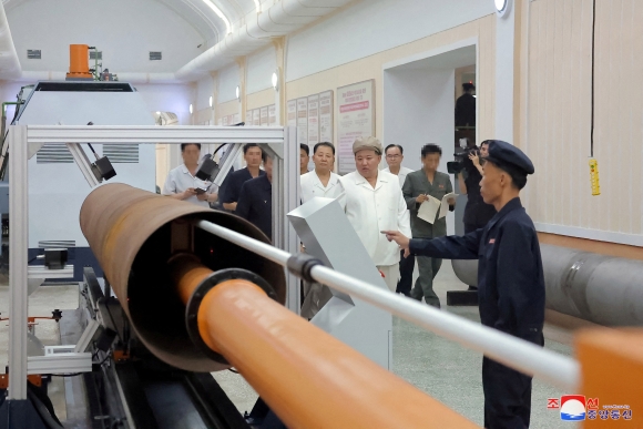 2 Ong Kim Jong Un Ban Thu Sung Thi Sat Loat Nha May Vu Khi Lon
