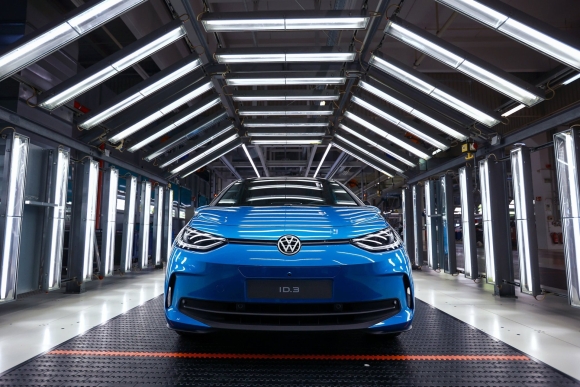 1 Volkswagen   Niem Tu Hao Cua Nuoc Duc Ben Bo Vuc Tham Nguy Co Tro Thanh Nha San Xuat Theo Hop Dong Lap Xe Cho Hang Khac