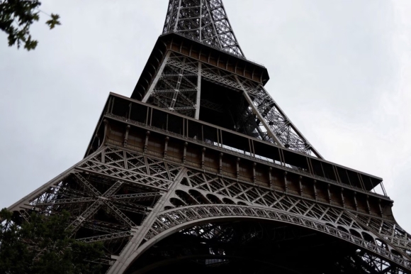 1 Thap Eiffel Bi Doa Danh Bom