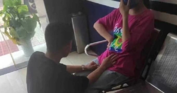 2 Co Giao Mam Non Bi Beu Rieu Tren Pho Vi Ngu Voi Bo Hoc Sinh