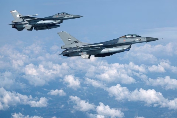 1 My Bat Den Xanh De Dan Mach Va Ha Lan Gui F 16 Cho Ukraine