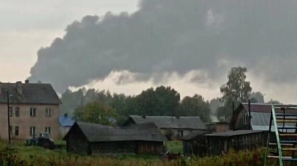 1 Uav Tap Kich Can Cu Khong Quan Nga O Novgorod Mot May Baynem Bom Chien Luoc Tu 22 Cua Nga O Can Cu Bi Hu Hai