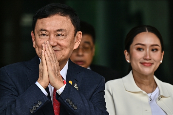 1 15 Nam Song Luu Vong Cua Ong Thaksin
