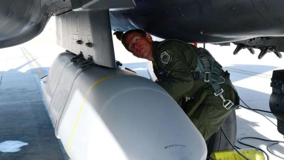 1 Chua Nhan May Bay F 16 Ukraine Da Yeu Cau My Cung Cap Them Ten Lua Jassm De Giai Phong Crimea