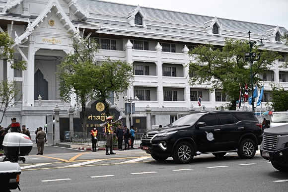 1 Ong Thaksin Bi Dua Toi Nha Tu