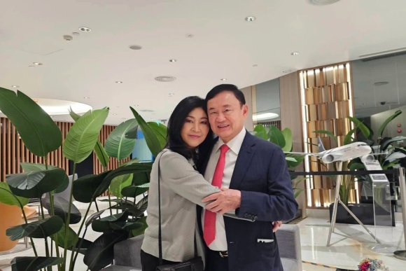 1 Ong Thaksin Len May Bay Ve Nuoc Sau 15 Nam Luu Vong