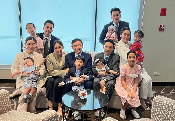 2 Ong Thaksin Bi Dua Toi Nha Tu