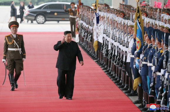 2 Ong Kim Jong Un Da Di Qua Bien Gioi Nga   Trieu Tien