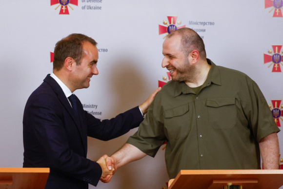 1 Ukraine Phap Cam Ket Hop Tac Ve Vu Khi
