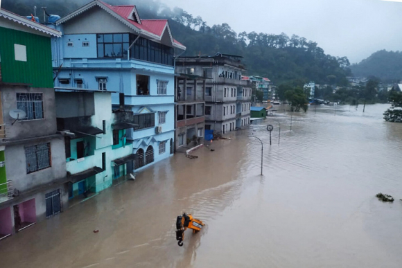 1 Lu Quet Cuon Troi Hon 20 Binh Si An Do
