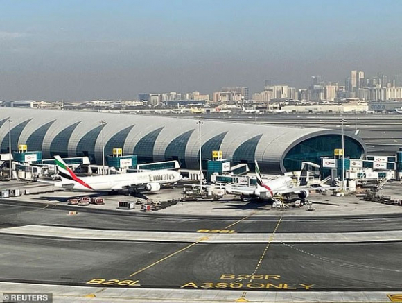 4 Cham Tay Vao Vai Nhan Vien An Ninh San Bay Dubai Nu Du Khach Tra Gia Bang 1 Nam Tu Giam
