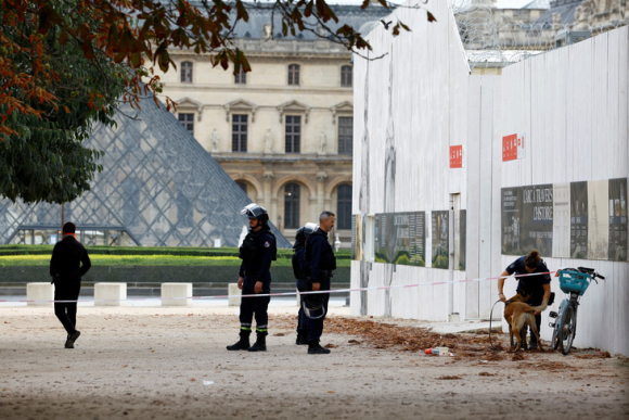 1 Cung Dien Versailles Va Bao Tang Louvre Bi Doa Danh Bom