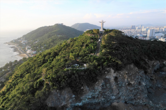 2 Vung Tau Co 2 Ngon Nui Noi Tieng Bat Ngo La Truyen Thuyet Nang Cong Chua Bien Thanh Ca Vang