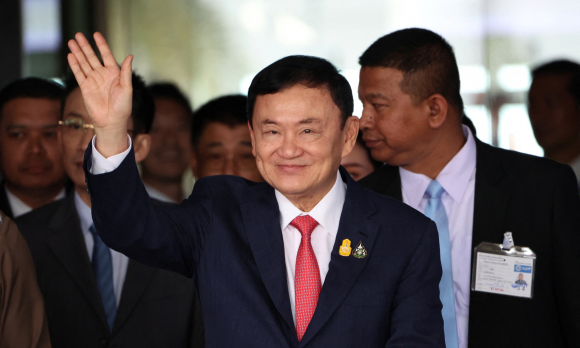 1 Thai Lan Cho Phep Ong Thaksin Tiep Tuc O Trong Vien