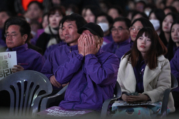 2 Nguoi Han Quoc Tuong Niem Mot Nam Tham Kich Giam Dap Itaewon