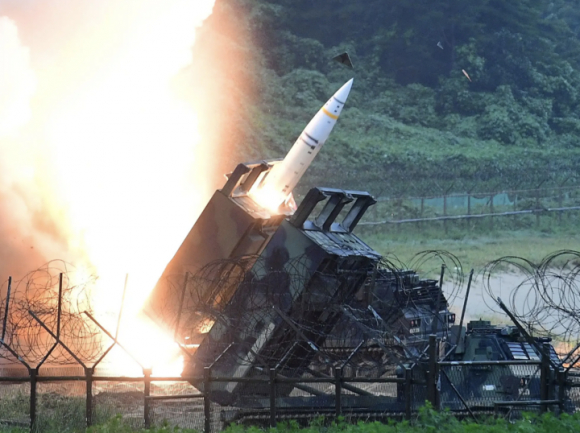 1 Ten Lua Tam Xa Atacms Tao Ra Tinh The Tien Thoai Luong Nan Moi Cho Nga O Ukraine