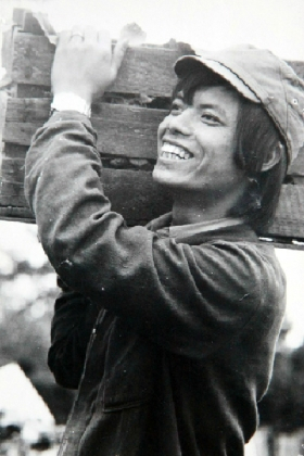 5 Boi Hoi Nhin Lai Nhung Buc Anh Chup Cong Nhan Viet Tai Duc Thap Nien 1980