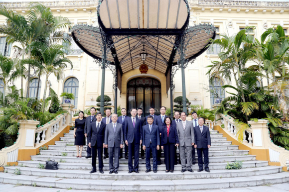 2 Viet   Trung Sap Co Duong Day Nong Ve Vu Viec Dot Xuat Cua Hoat Dong Nghe Ca