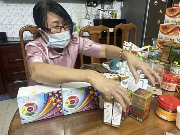2 Giao Su Bac Si Kham Chua Benh Khong Phep Tai Nha