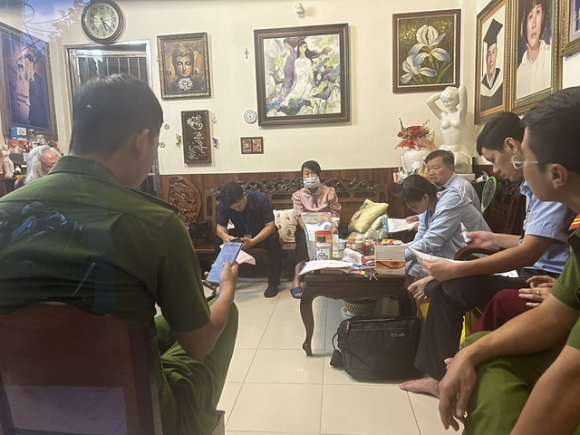 3 Giao Su Bac Si Kham Chua Benh Khong Phep Tai Nha