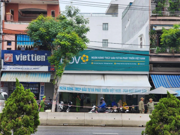 1 Mot Ngan Hang O Da Nang Bi Cuop Bang Sung