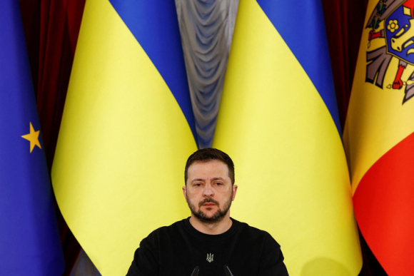 1 Ong Zelensky Canh Bao Tuong Linh Ukraine Khong Nen Lan Vao Chinh Tri