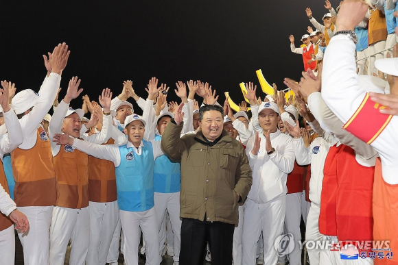 2 Ong Kim Jong Un Thi Sat Vu Phong Ve Tinh Do Tham Thanh Cong Cua Trieu Tien